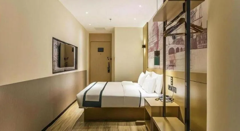 Bed in City Comfort Inn Wuzhou High-speed Railway Station Canghai Lake Park