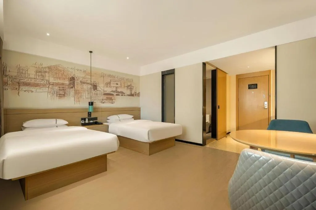 Bed in City Comfort Inn Wuzhou High-speed Railway Station Canghai Lake Park