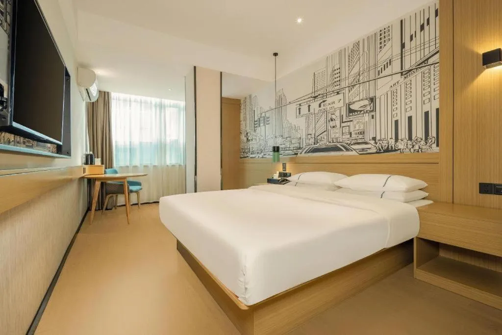 Bed in City Comfort Inn Wuzhou High-speed Railway Station Canghai Lake Park