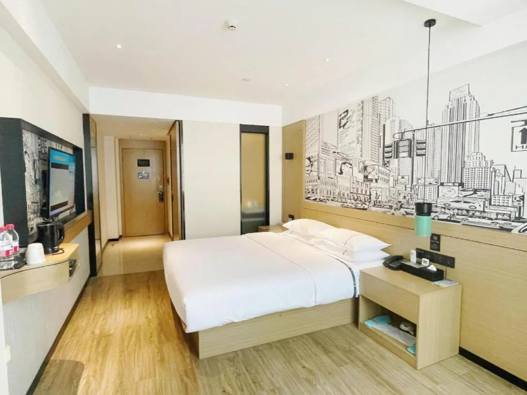 Bed in City Comfort Inn Wuzhou High-speed Railway Station Canghai Lake Park