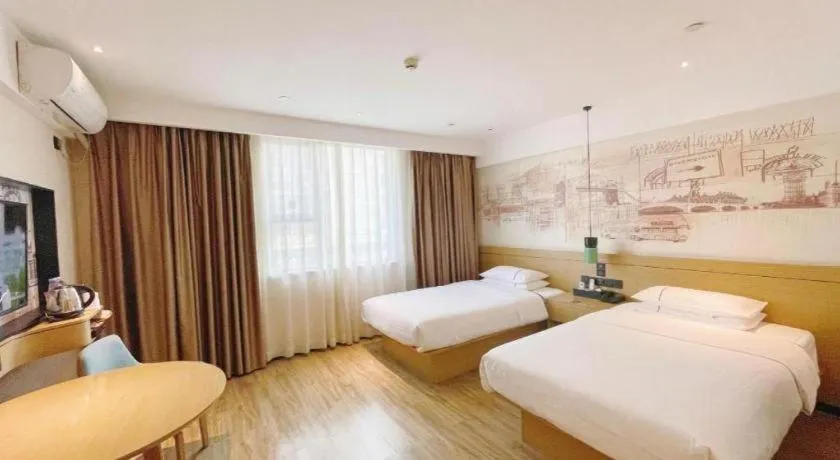 Bed in City Comfort Inn Wuzhou High-speed Railway Station Canghai Lake Park