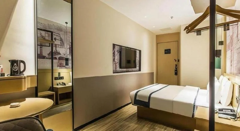 Bed in City Comfort Inn Wuzhou High-speed Railway Station Canghai Lake Park
