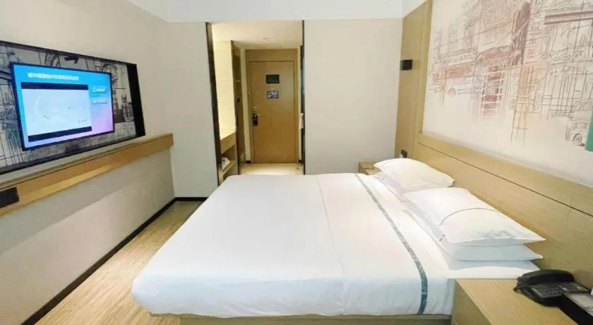 Bed in City Comfort Inn Wuzhou High-speed Railway Station Canghai Lake Park