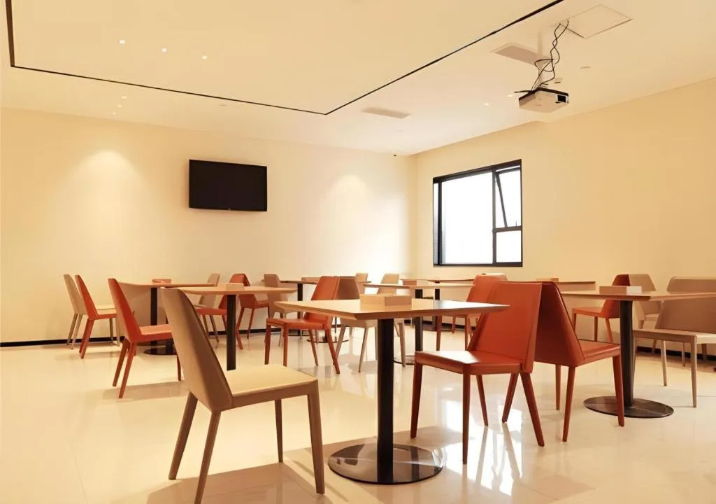 City Comfort Inn Wuzhou High-speed Railway Station Canghai Lake Park