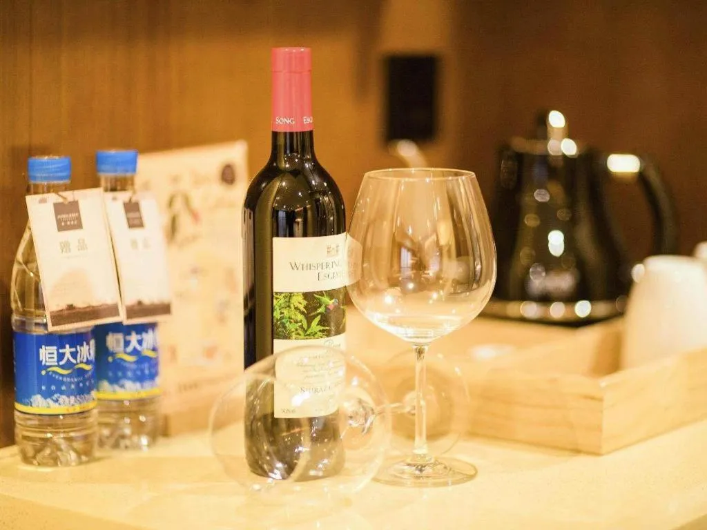 James Joyce Coffetel Xinyang Municipal Government Railway Station