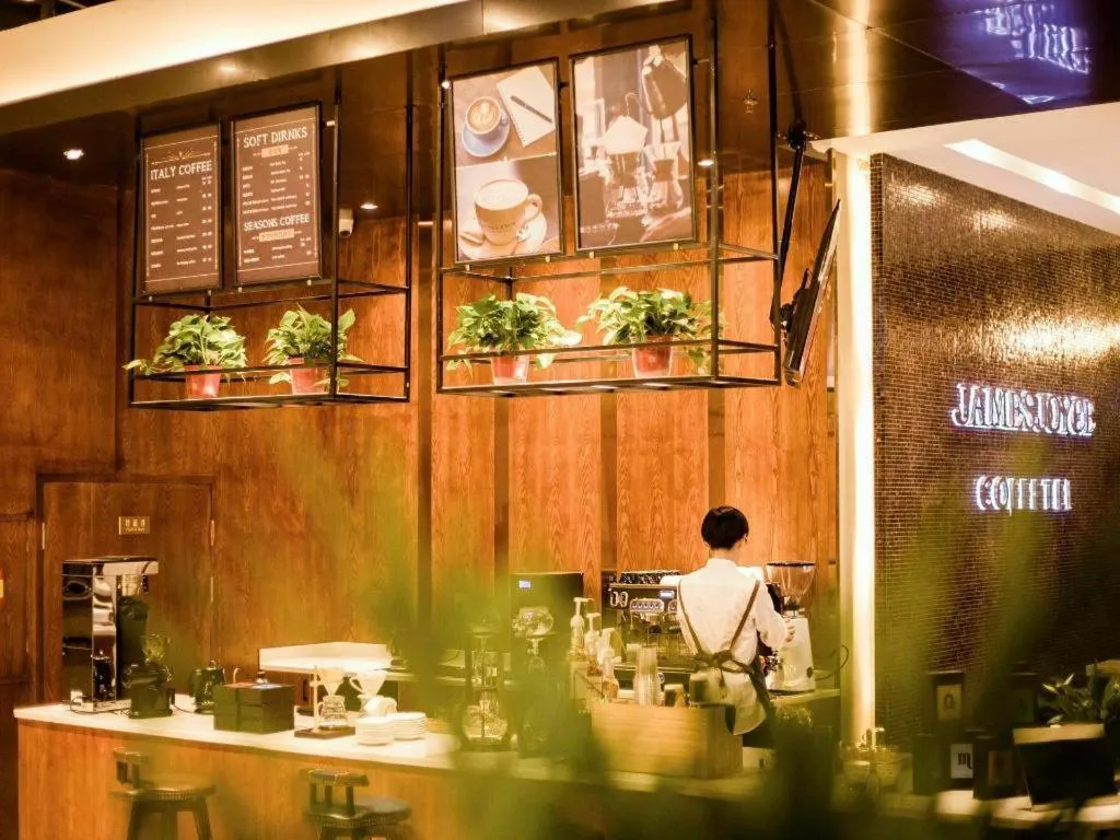 James Joyce Coffetel Xinyang Municipal Government Railway Station