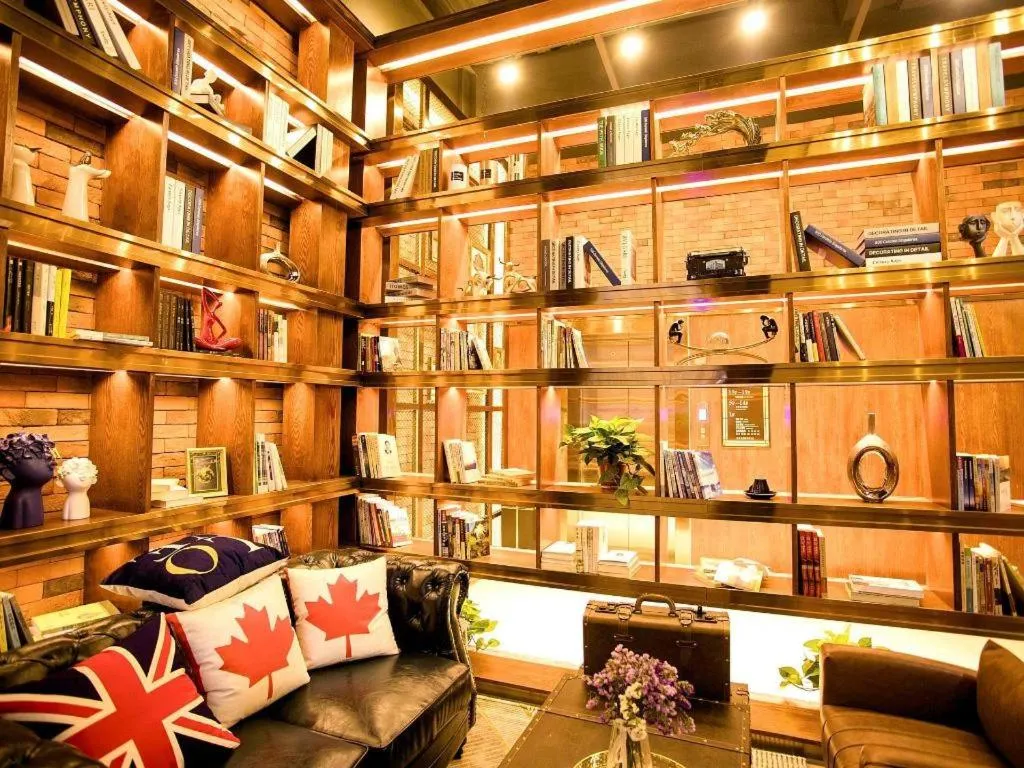 James Joyce Coffetel Xinyang Municipal Government Railway Station