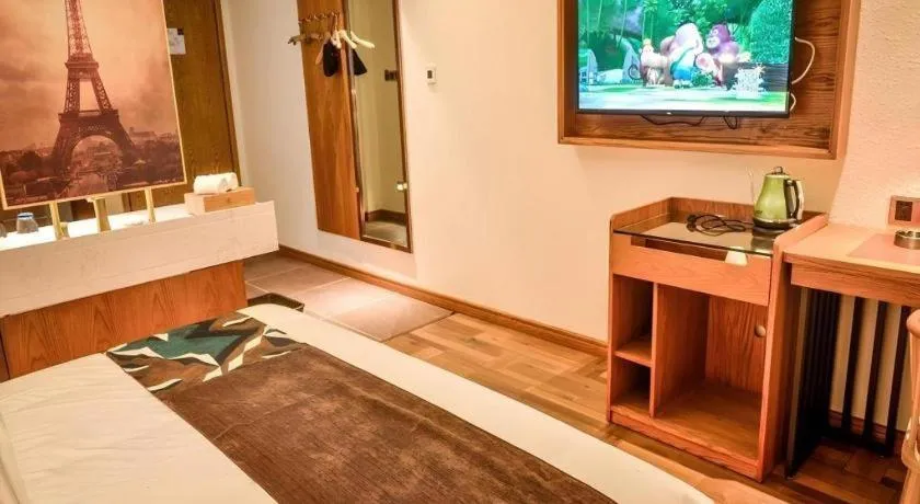 James Joyce Coffetel Luoyang Longmen High-speed Railway Station Baolong Plaza