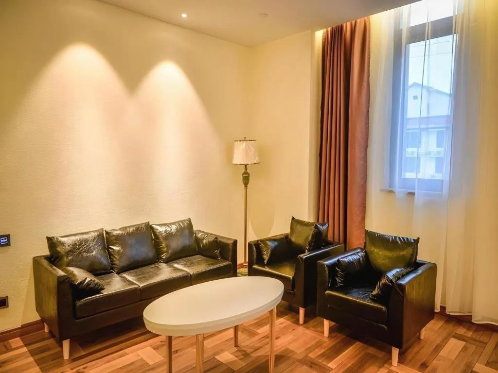 James Joyce Coffetel Luoyang Longmen High-speed Railway Station Baolong Plaza