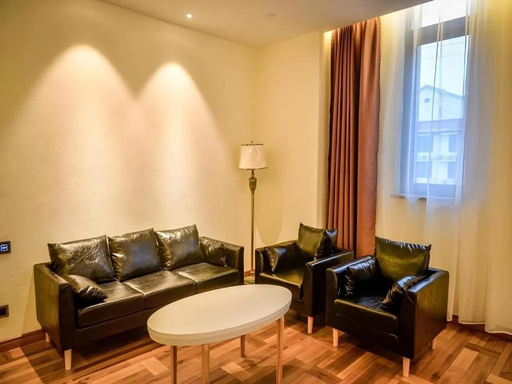 James Joyce Coffetel Luoyang Longmen High-speed Railway Station Baolong Plaza