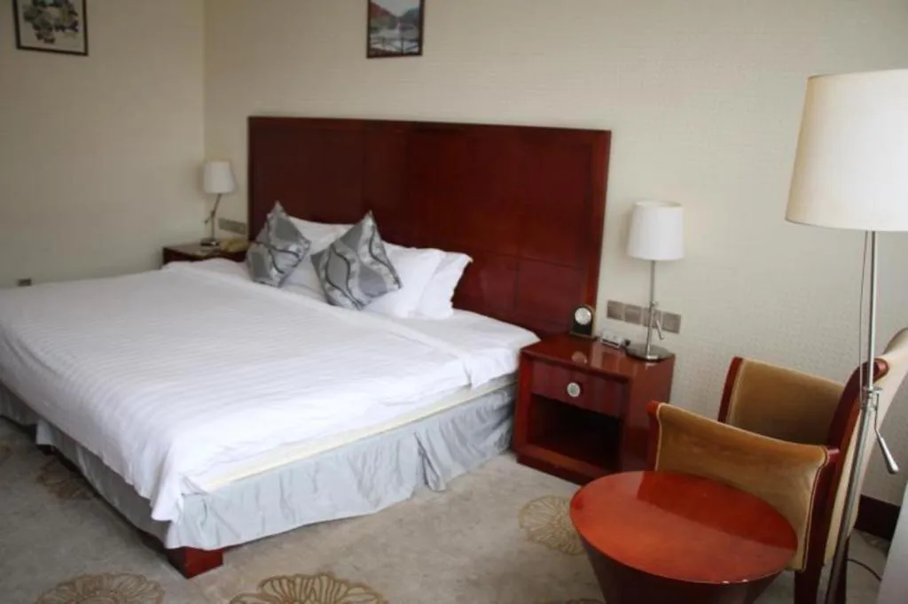 Bed in Jinjiang Hotel Qianan