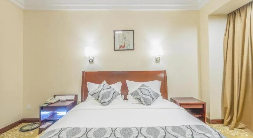 Bed in Jinjiang Hotel Qianan