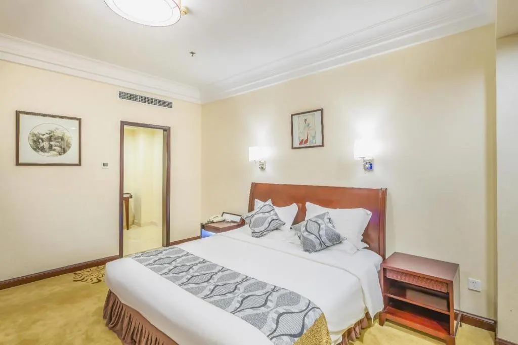 Bed in Jinjiang Hotel Qianan