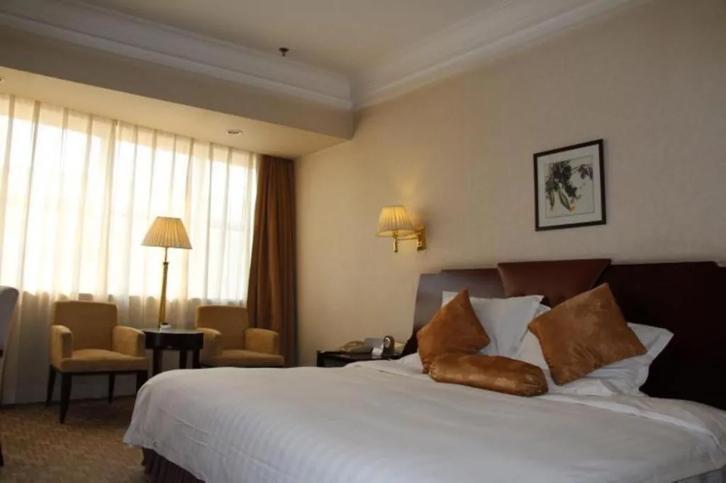 Bed in Jinjiang Hotel Qianan