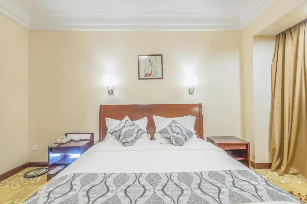 Bed in Jinjiang Hotel Qianan