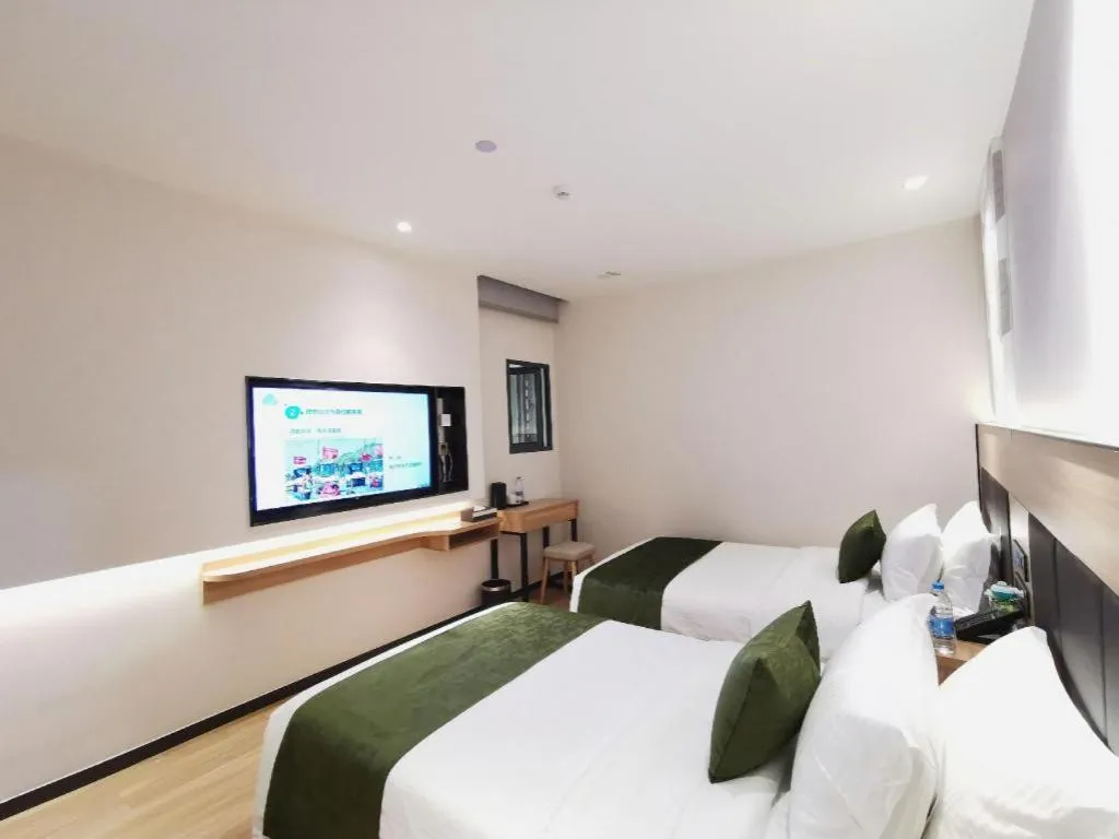 Bed in Green Tree Inn Express Shanghai Bund Yuyuan Xiaonanmen Metro Station