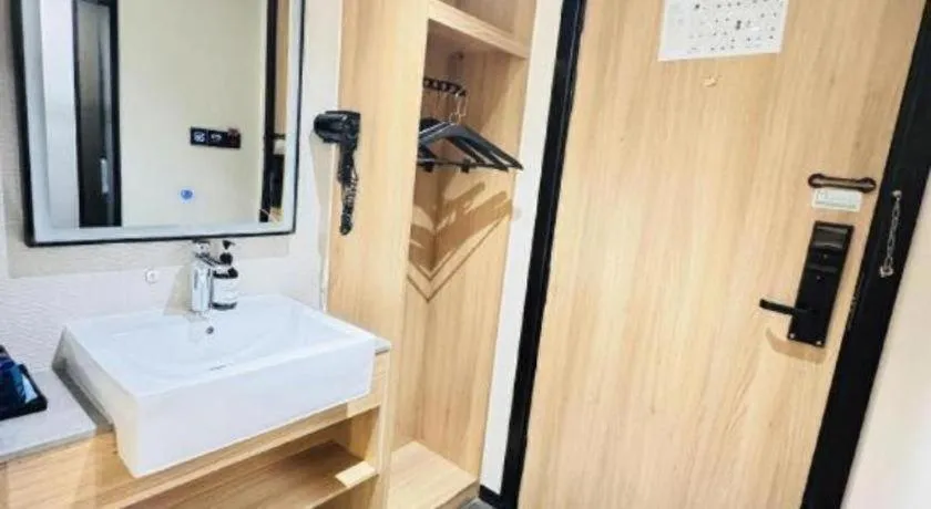 Green Tree Inn Express Shanghai Bund Yuyuan Xiaonanmen Metro Station