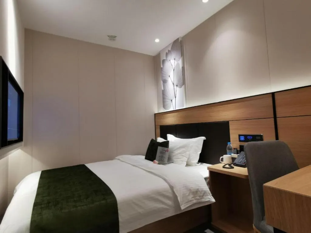 Bed in Green Tree Inn Express Shanghai Bund Yuyuan Xiaonanmen Metro Station