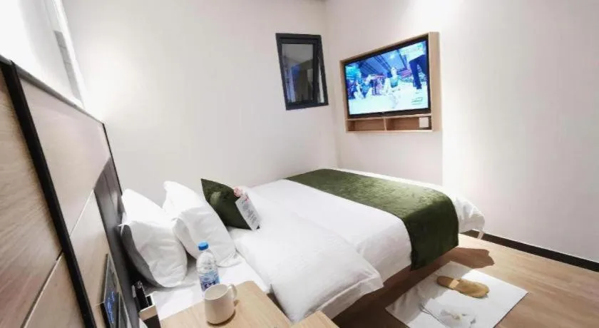 Bed in Green Tree Inn Express Shanghai Bund Yuyuan Xiaonanmen Metro Station