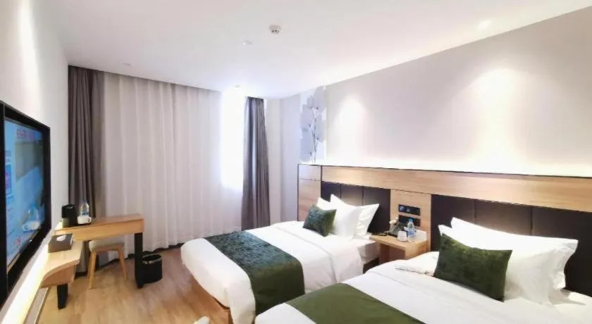 Bed in Green Tree Inn Express Shanghai Bund Yuyuan Xiaonanmen Metro Station