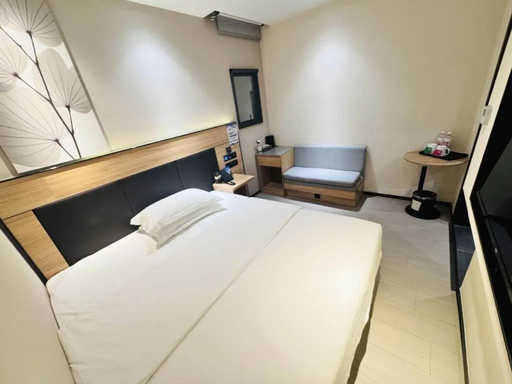 Bed in Green Tree Inn Express Shanghai Bund Yuyuan Xiaonanmen Metro Station