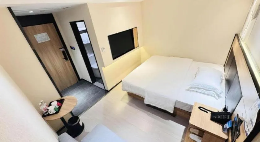 Bed in Green Tree Inn Express Shanghai Bund Yuyuan Xiaonanmen Metro Station