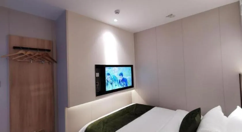 Bed in Green Tree Inn Express Shanghai Bund Yuyuan Xiaonanmen Metro Station