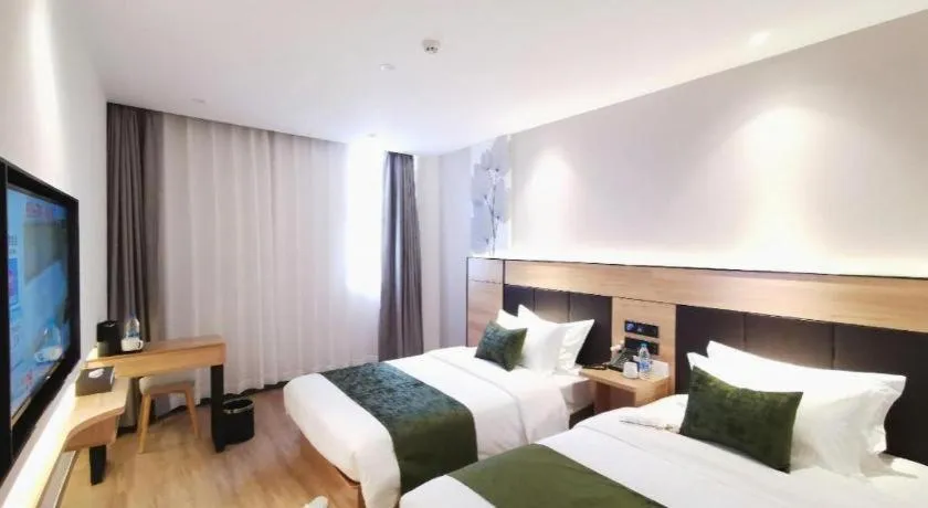 Bed in Green Tree Inn Express Shanghai Bund Yuyuan Xiaonanmen Metro Station