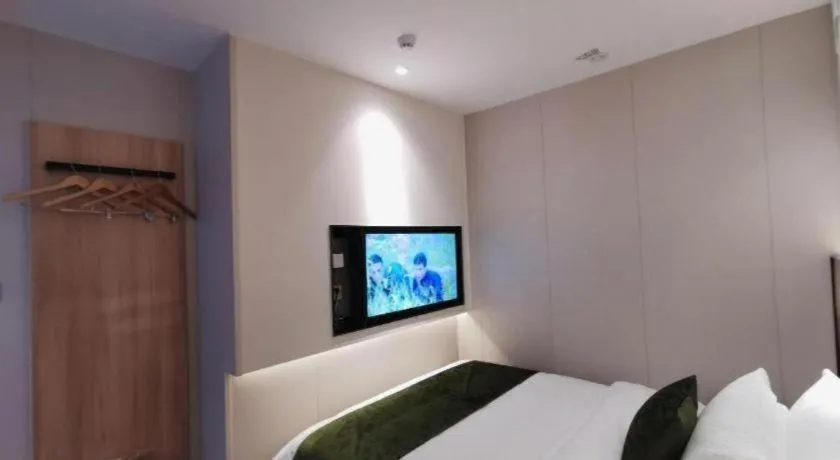 Bed in Green Tree Inn Express Shanghai Bund Yuyuan Xiaonanmen Metro Station