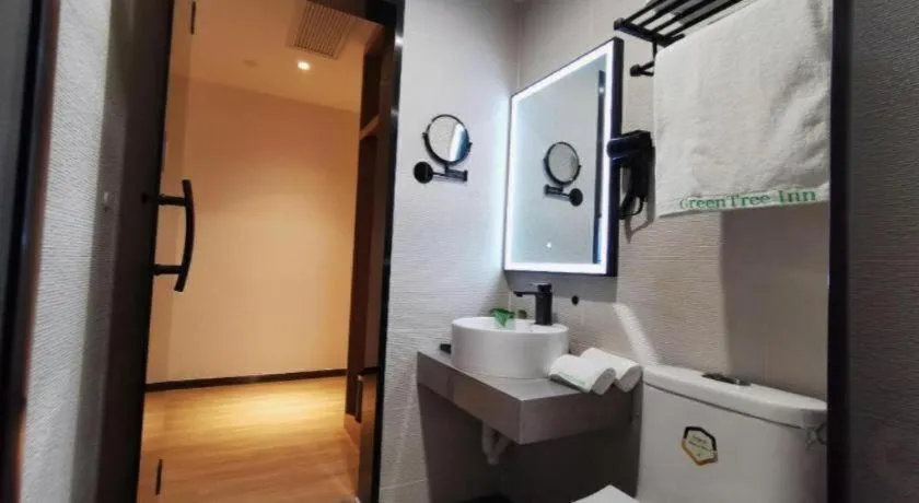 Green Tree Inn Express Shanghai Bund Yuyuan Xiaonanmen Metro Station