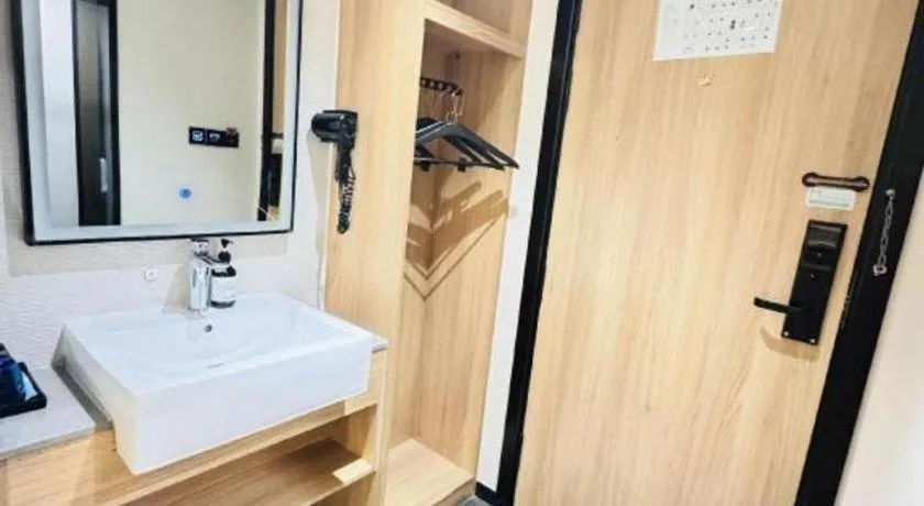 Green Tree Inn Express Shanghai Bund Yuyuan Xiaonanmen Metro Station