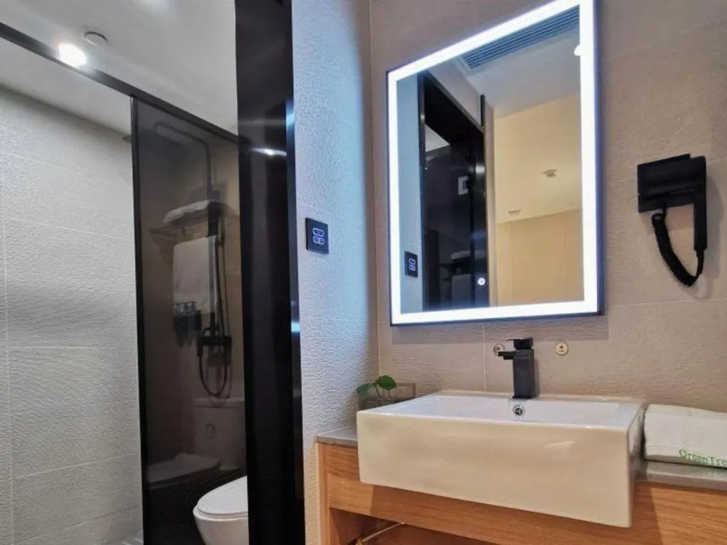 Green Tree Inn Express Shanghai Bund Yuyuan Xiaonanmen Metro Station