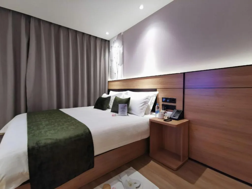 Bed in Green Tree Inn Express Shanghai Bund Yuyuan Xiaonanmen Metro Station