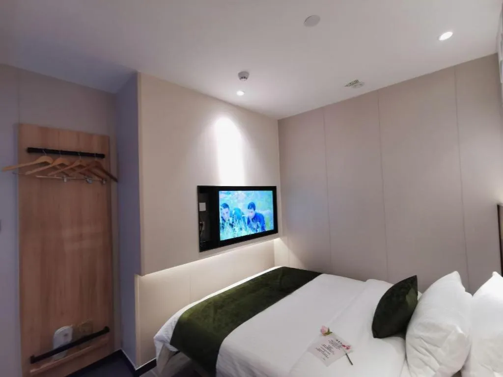 Bed in Green Tree Inn Express Shanghai Bund Yuyuan Xiaonanmen Metro Station