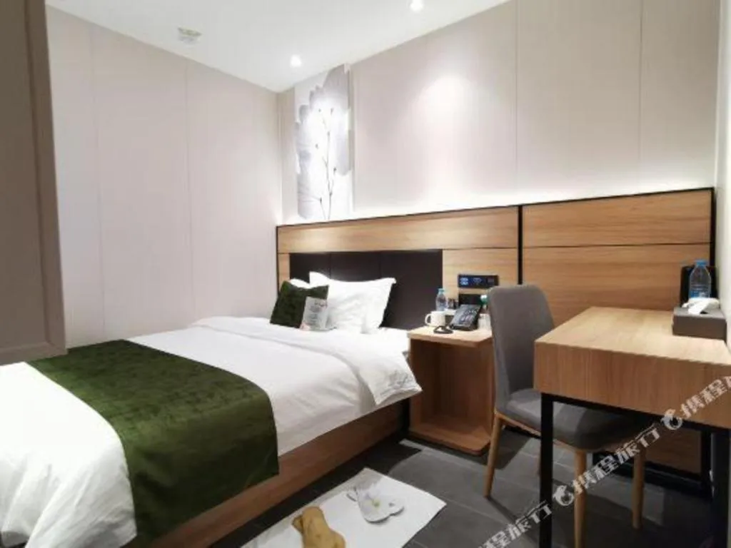 Bed in Green Tree Inn Express Shanghai Bund Yuyuan Xiaonanmen Metro Station