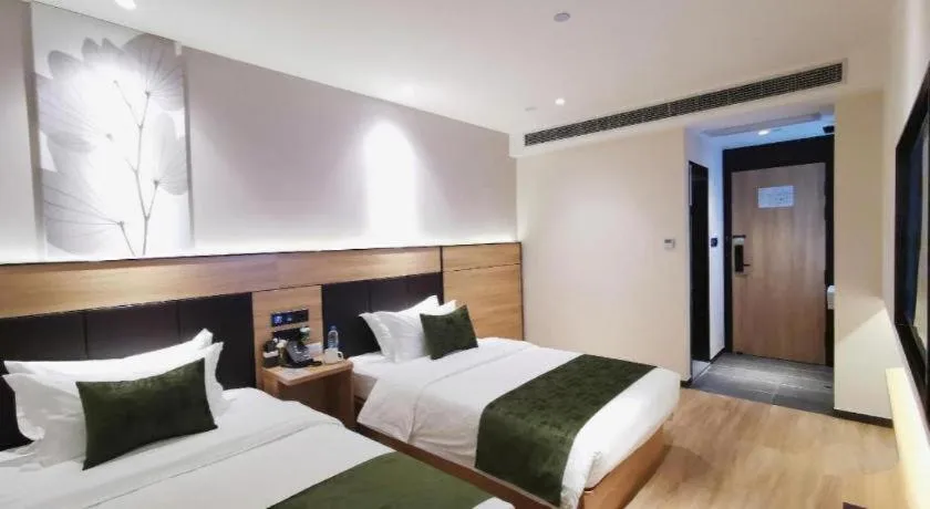 Bed in Green Tree Inn Express Shanghai Bund Yuyuan Xiaonanmen Metro Station