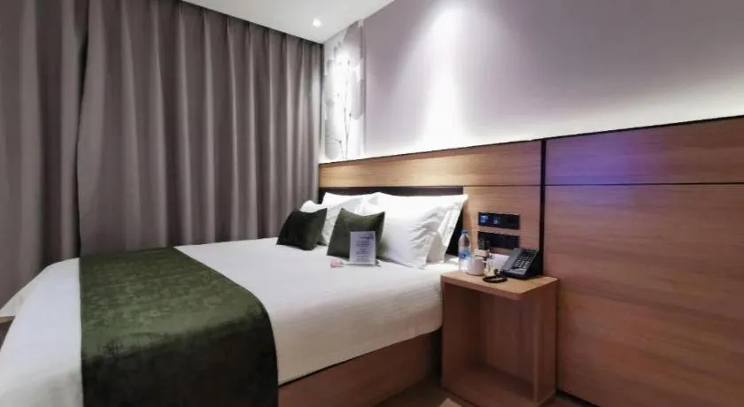 Bed in Green Tree Inn Express Shanghai Bund Yuyuan Xiaonanmen Metro Station