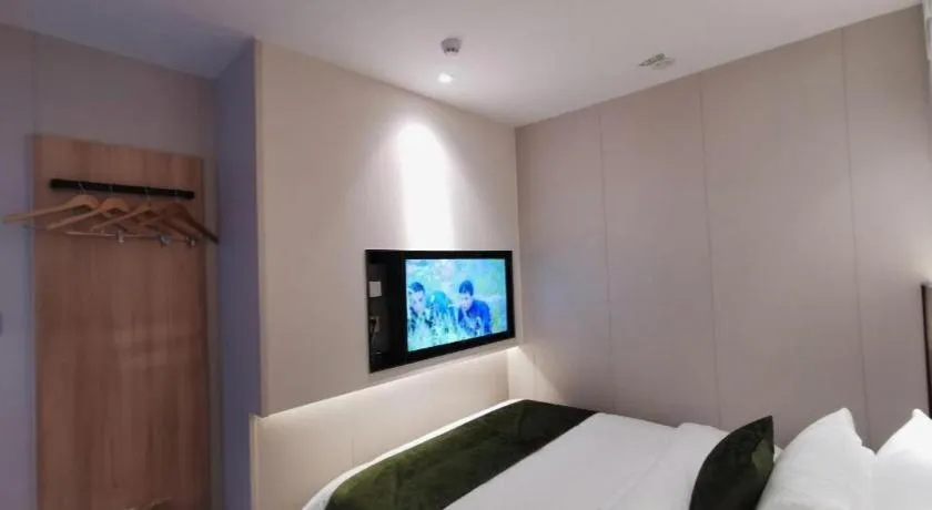 Bed in Green Tree Inn Express Shanghai Bund Yuyuan Xiaonanmen Metro Station