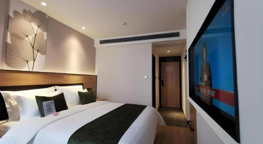 Bed in Green Tree Inn Express Shanghai Bund Yuyuan Xiaonanmen Metro Station