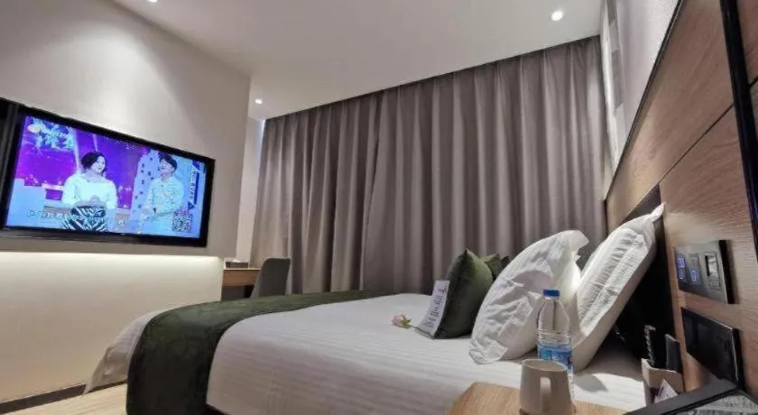 Bed in Green Tree Inn Express Shanghai Bund Yuyuan Xiaonanmen Metro Station