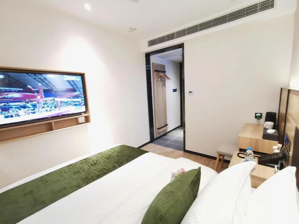 Bed in Green Tree Inn Express Shanghai Bund Yuyuan Xiaonanmen Metro Station