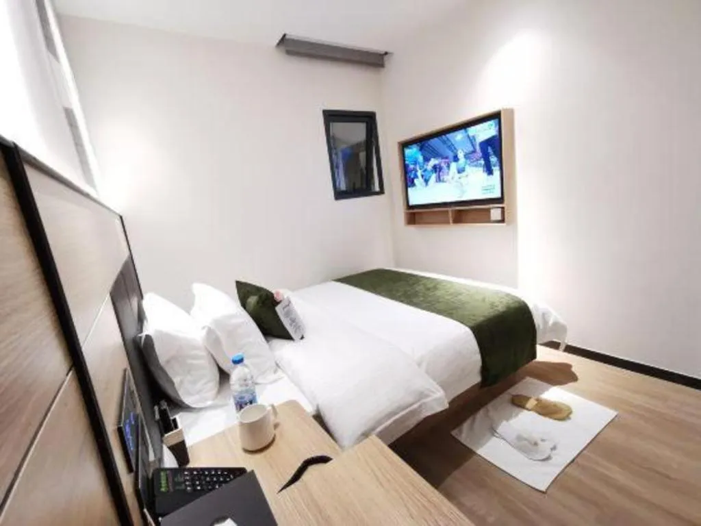 Bed in Green Tree Inn Express Shanghai Bund Yuyuan Xiaonanmen Metro Station