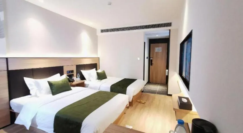 Bed in Green Tree Inn Express Shanghai Bund Yuyuan Xiaonanmen Metro Station