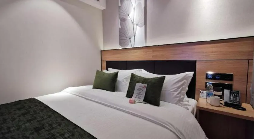 Bed in Green Tree Inn Express Shanghai Bund Yuyuan Xiaonanmen Metro Station