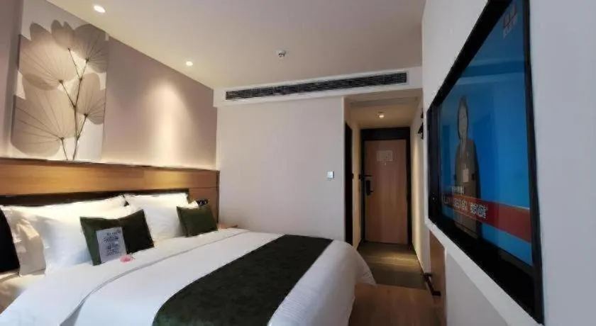 Bed in Green Tree Inn Express Shanghai Bund Yuyuan Xiaonanmen Metro Station