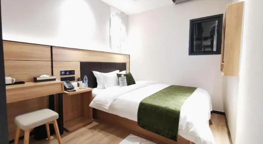 Bed in Green Tree Inn Express Shanghai Bund Yuyuan Xiaonanmen Metro Station