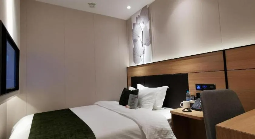 Bed in Green Tree Inn Express Shanghai Bund Yuyuan Xiaonanmen Metro Station