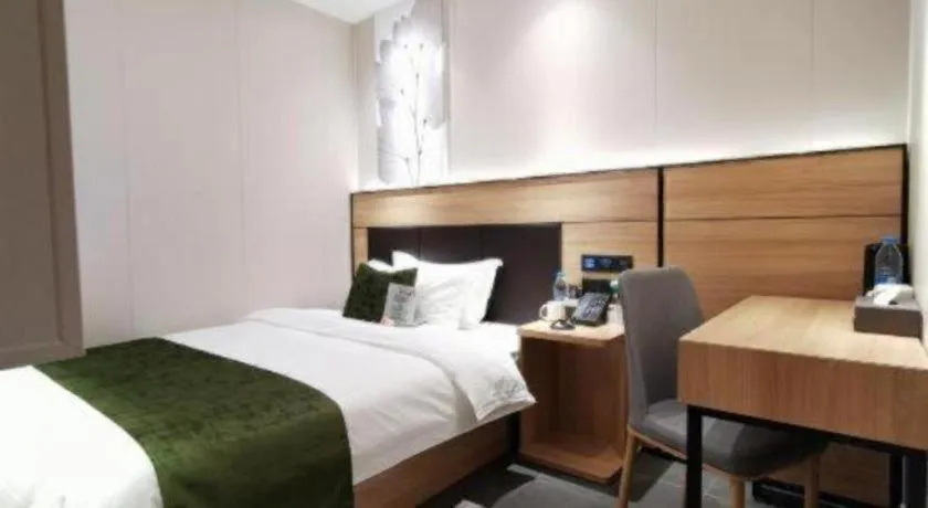 Bed in Green Tree Inn Express Shanghai Bund Yuyuan Xiaonanmen Metro Station