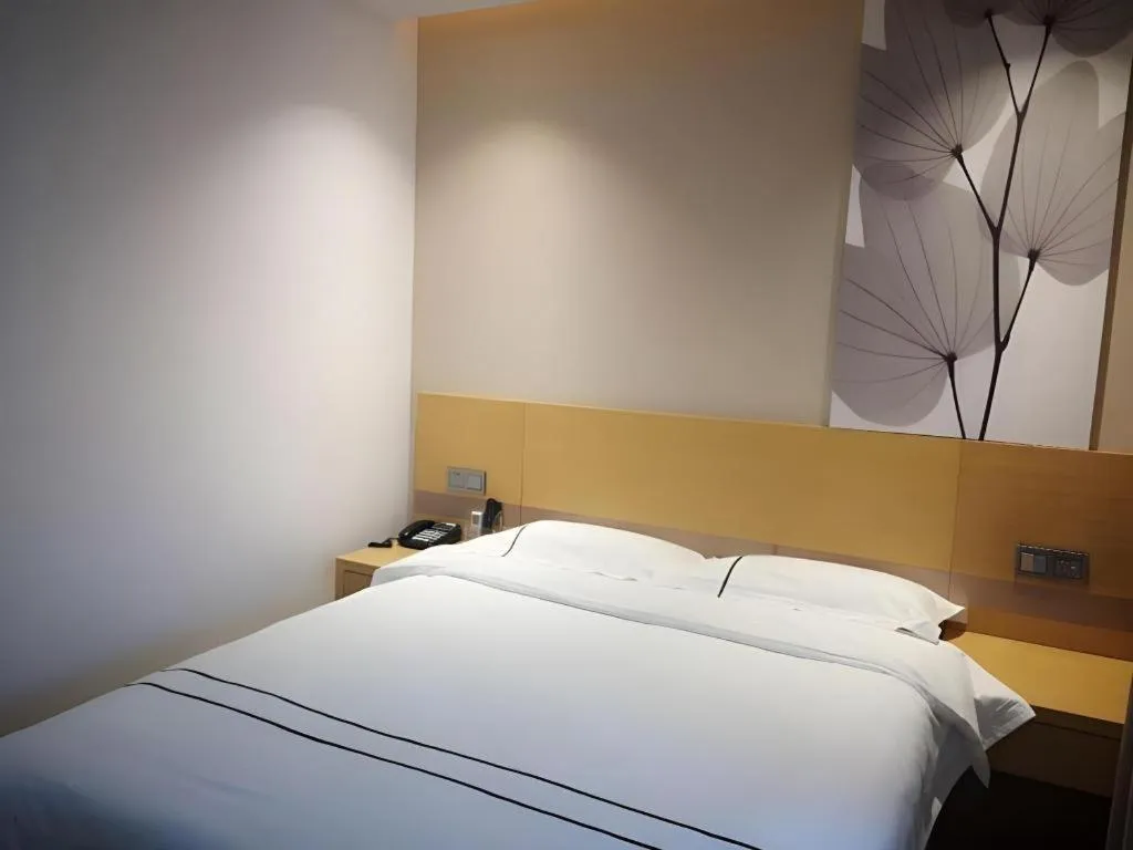 Bed in GreenTree Inn Express Shanghai Baoshan District Youyi Road Metro Station