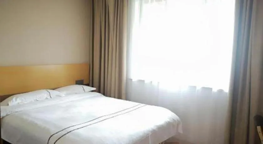 Bed in GreenTree Inn Express Shanghai Baoshan District Youyi Road Metro Station